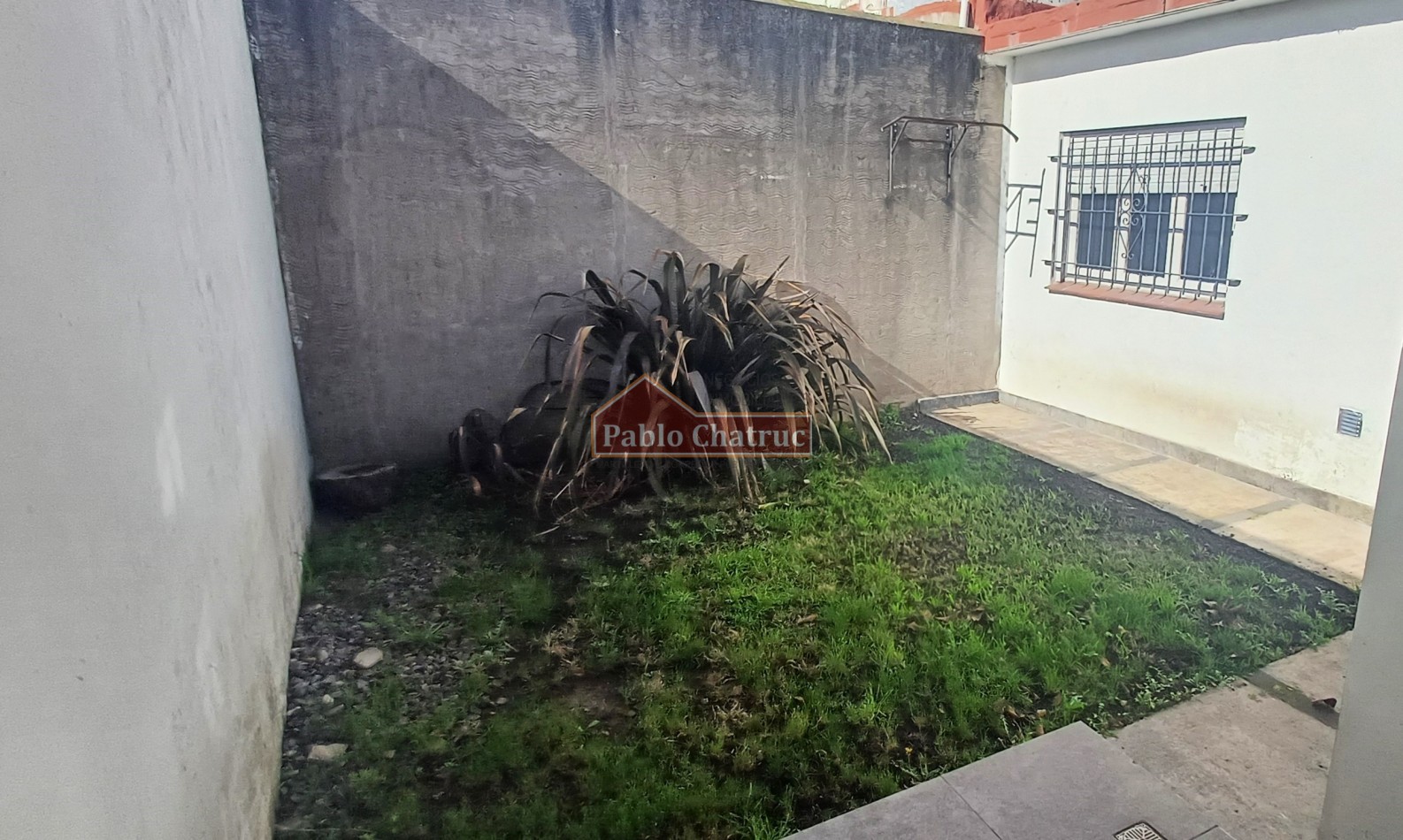 ALQUILER 24 MESES- CASA CON ENTRADA DE VEHICULO.