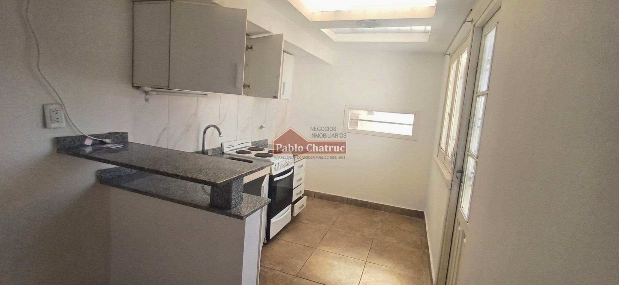 ALQUILER 24 MESES- CASA CON ENTRADA DE VEHICULO.