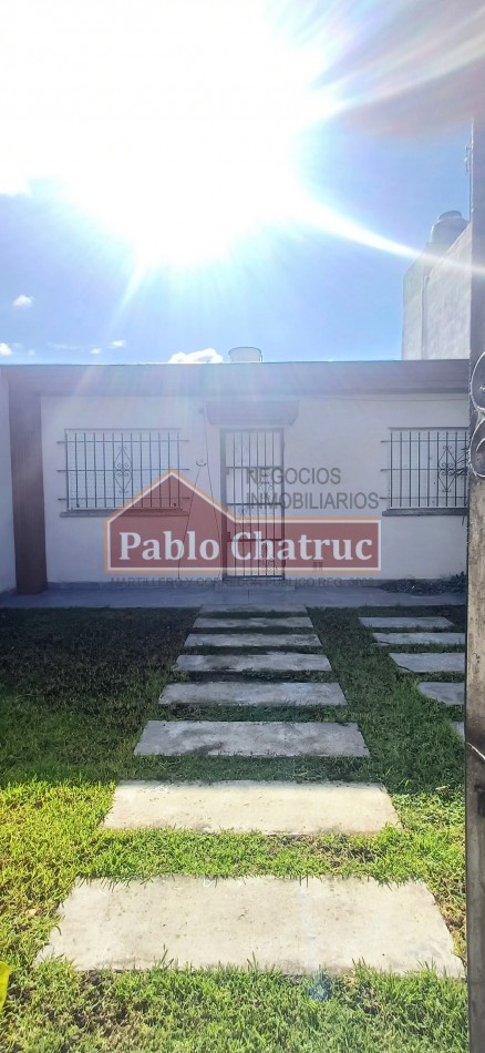 ALQUILER 24 MESES- CASA CON ENTRADA DE VEHICULO.