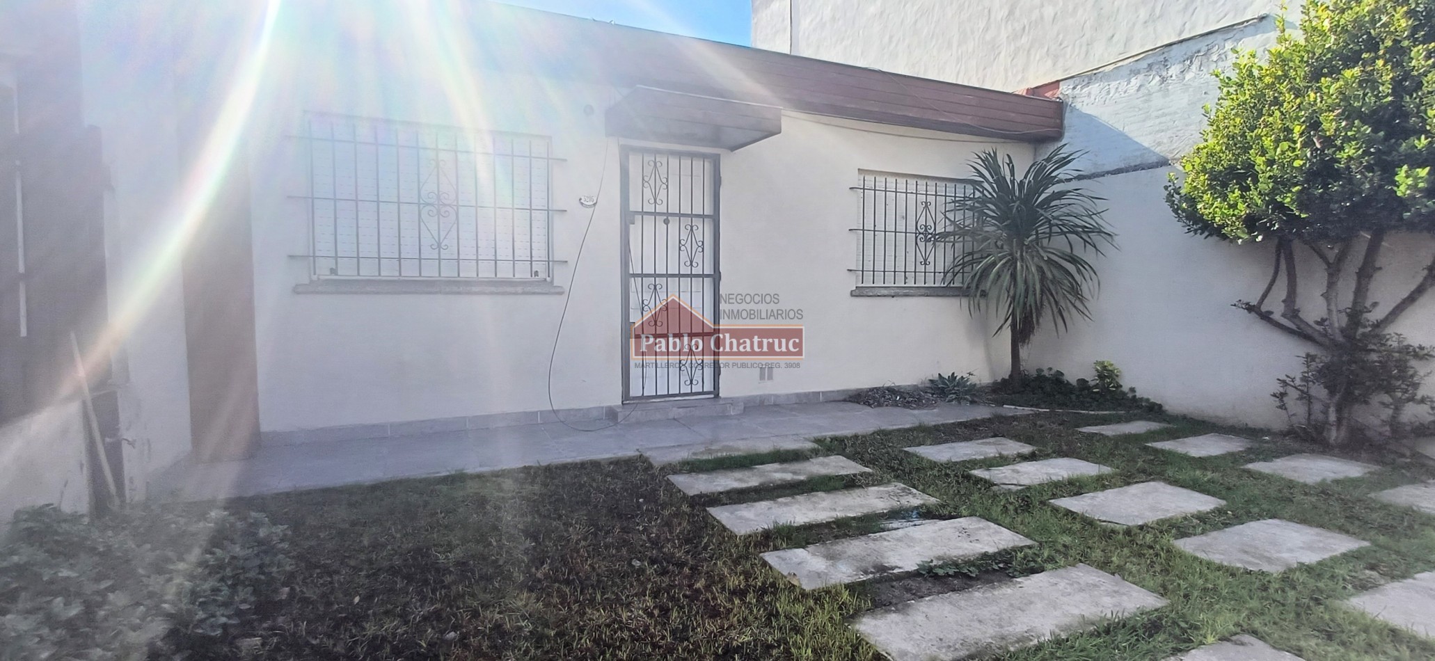 ALQUILER 24 MESES- CASA CON ENTRADA DE VEHICULO.